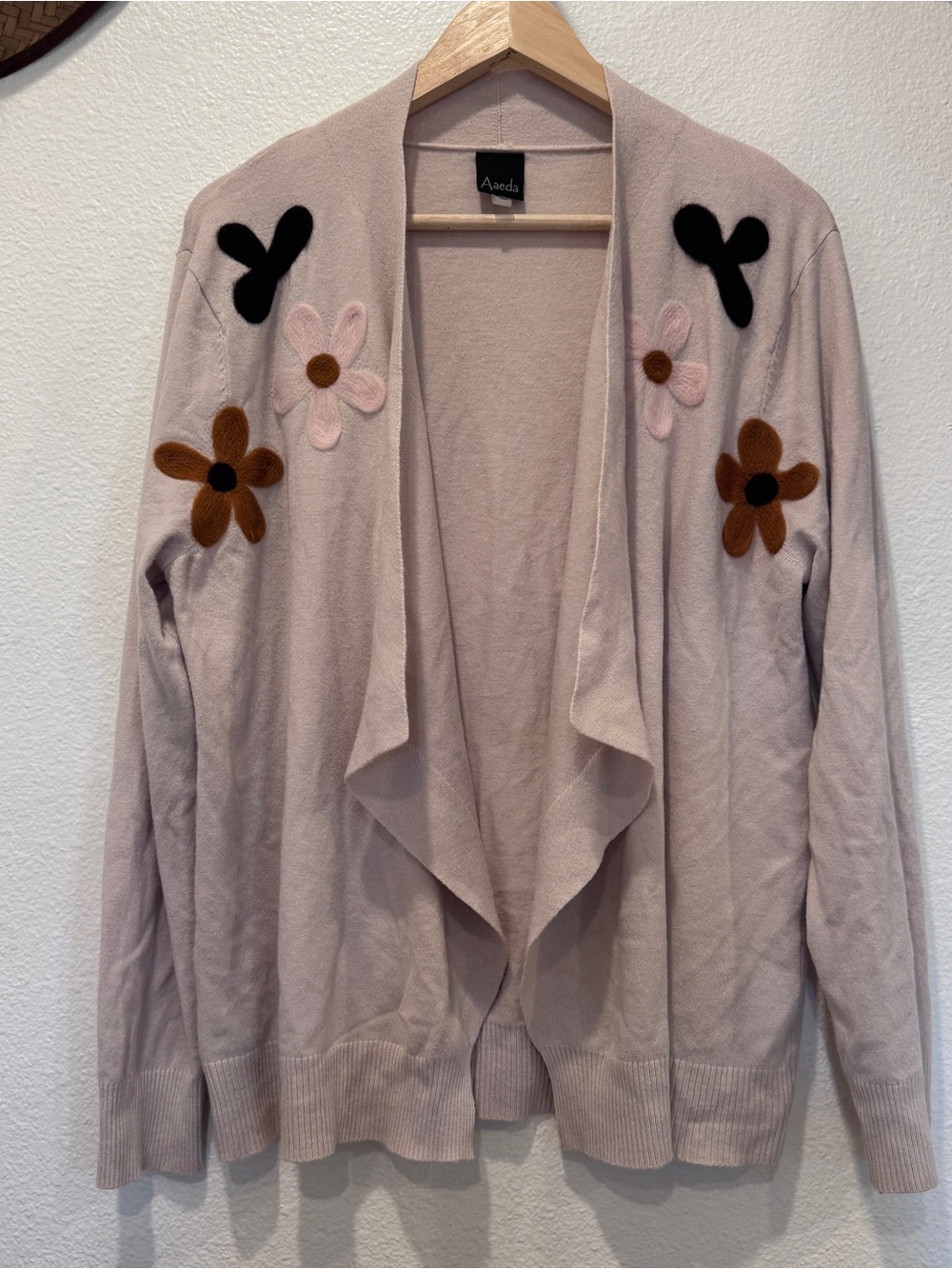 Super Soft Floral-Appliqué Open-Front Cardigan Aaeda - Boho Cottagecore - Picture 2 of 9